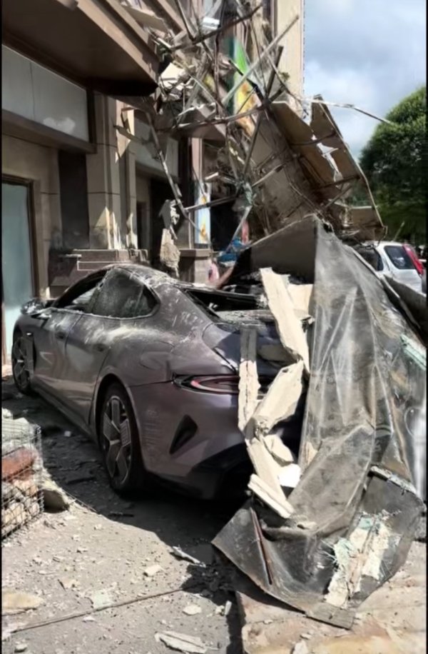 掌乐策略 吉林一底商垮塌致多车被砸压变形，周边商户：多间商铺受损，未伤人