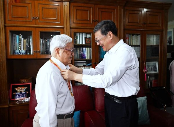 苏州恒泰配资 陈吉宁龚正看望慰问抗战老战士、老同志，为他们佩戴“中国人民抗日战争胜利80周年”纪念章